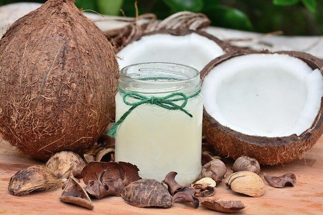 Olej kokosowy na włosy – właściwości, zastosowanie, działanie