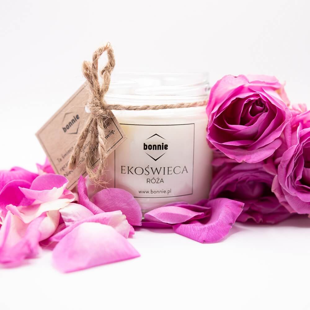 Sojowa świeca zapachowa marki Bonnie ze słoikiem standard i otwartym wieczkiem o zapachu róży