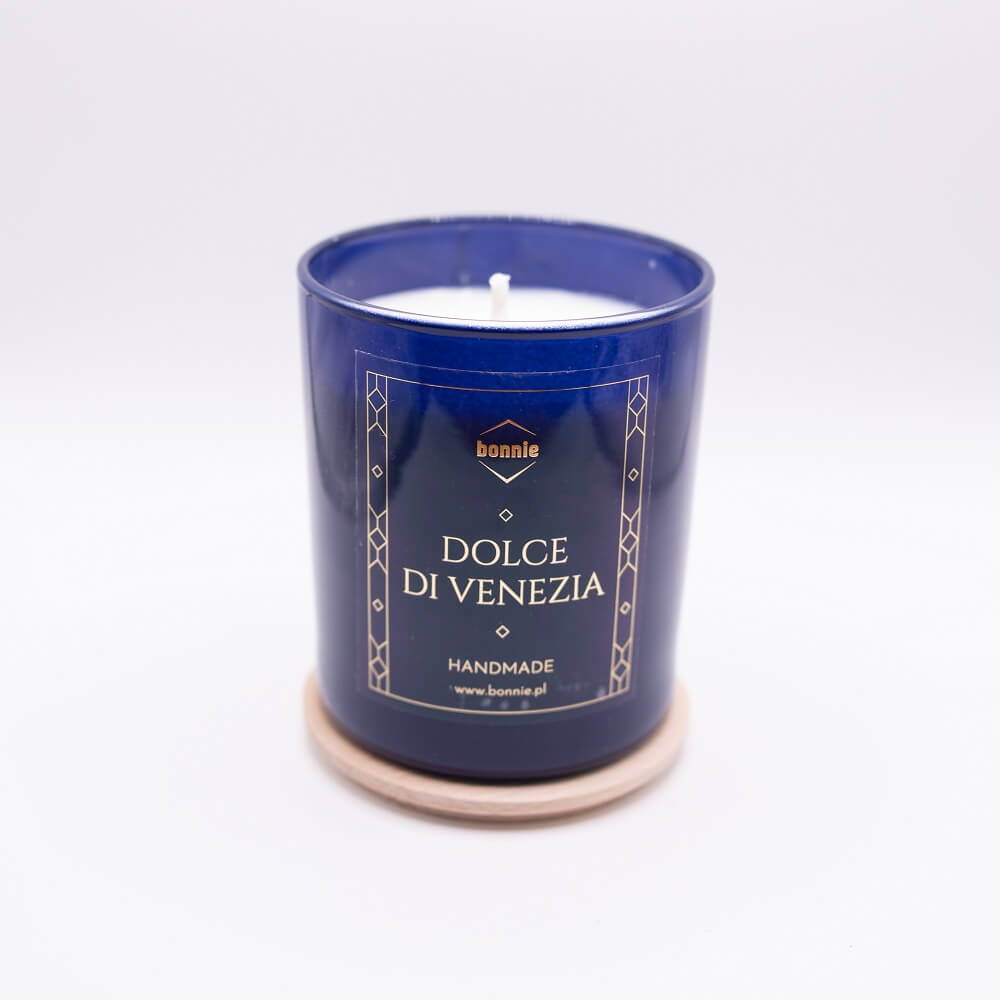 świeca sojowa w szkle dolce di venezia w kolorze granatowym z jasno brązową nakładką z logiem bonnie